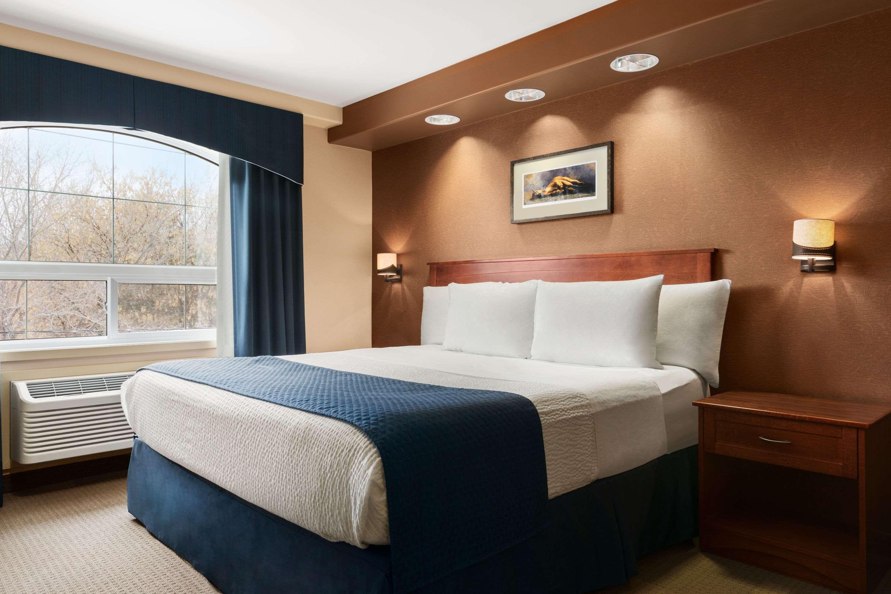 Days Inn & Suites By Wyndham ברנדון מראה חיצוני תמונה