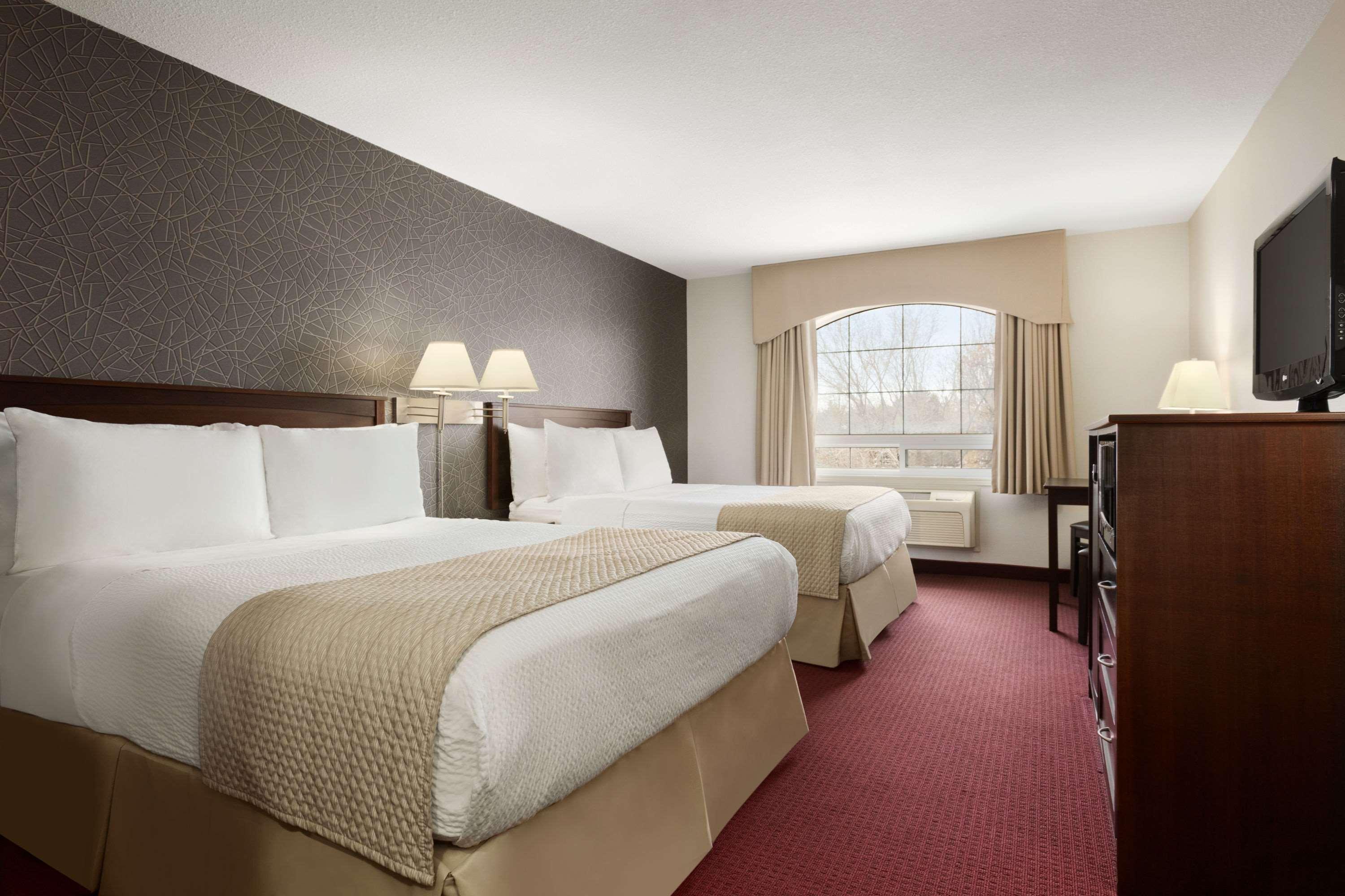 Days Inn & Suites By Wyndham ברנדון מראה חיצוני תמונה