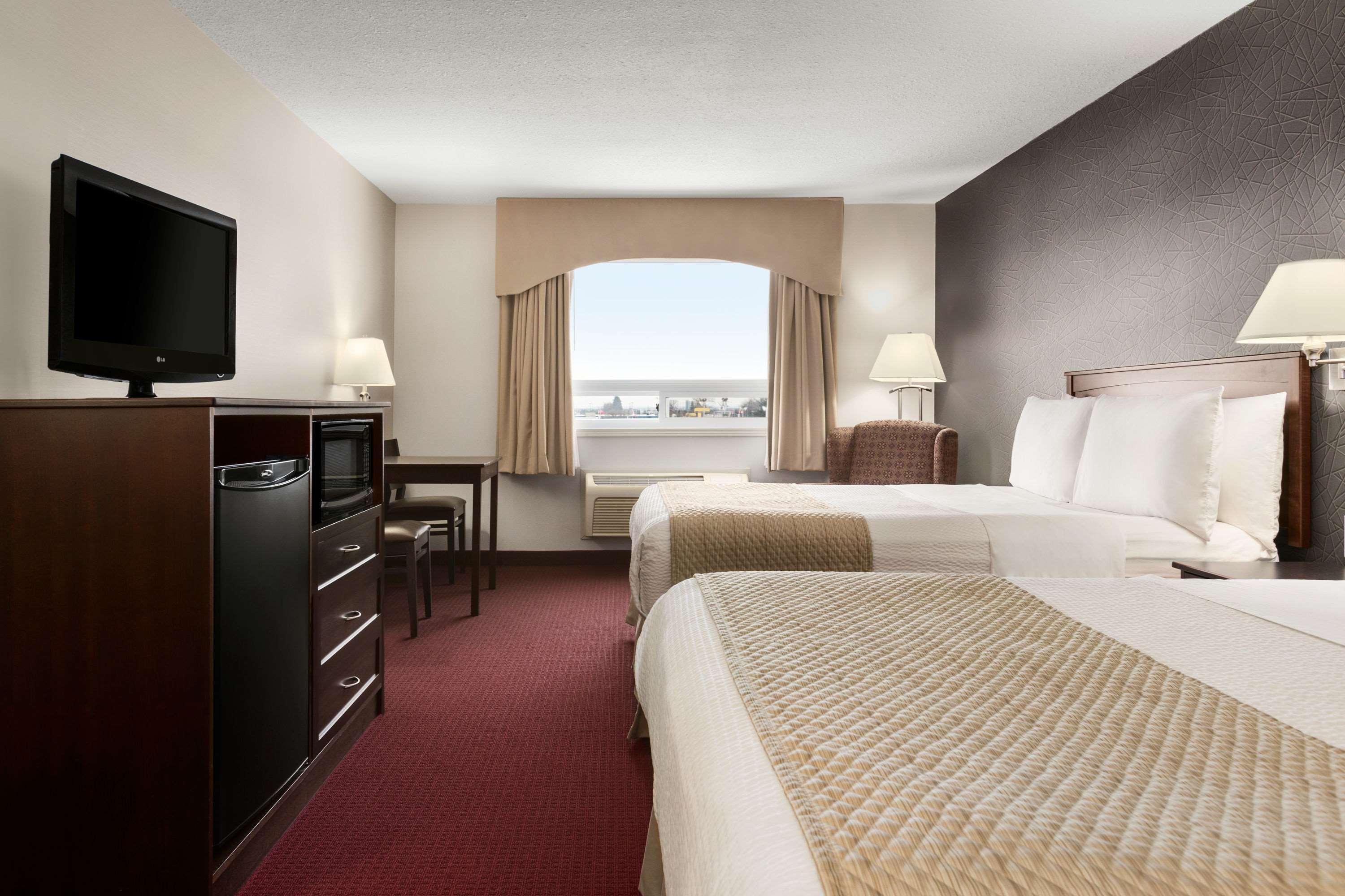 Days Inn & Suites By Wyndham ברנדון מראה חיצוני תמונה