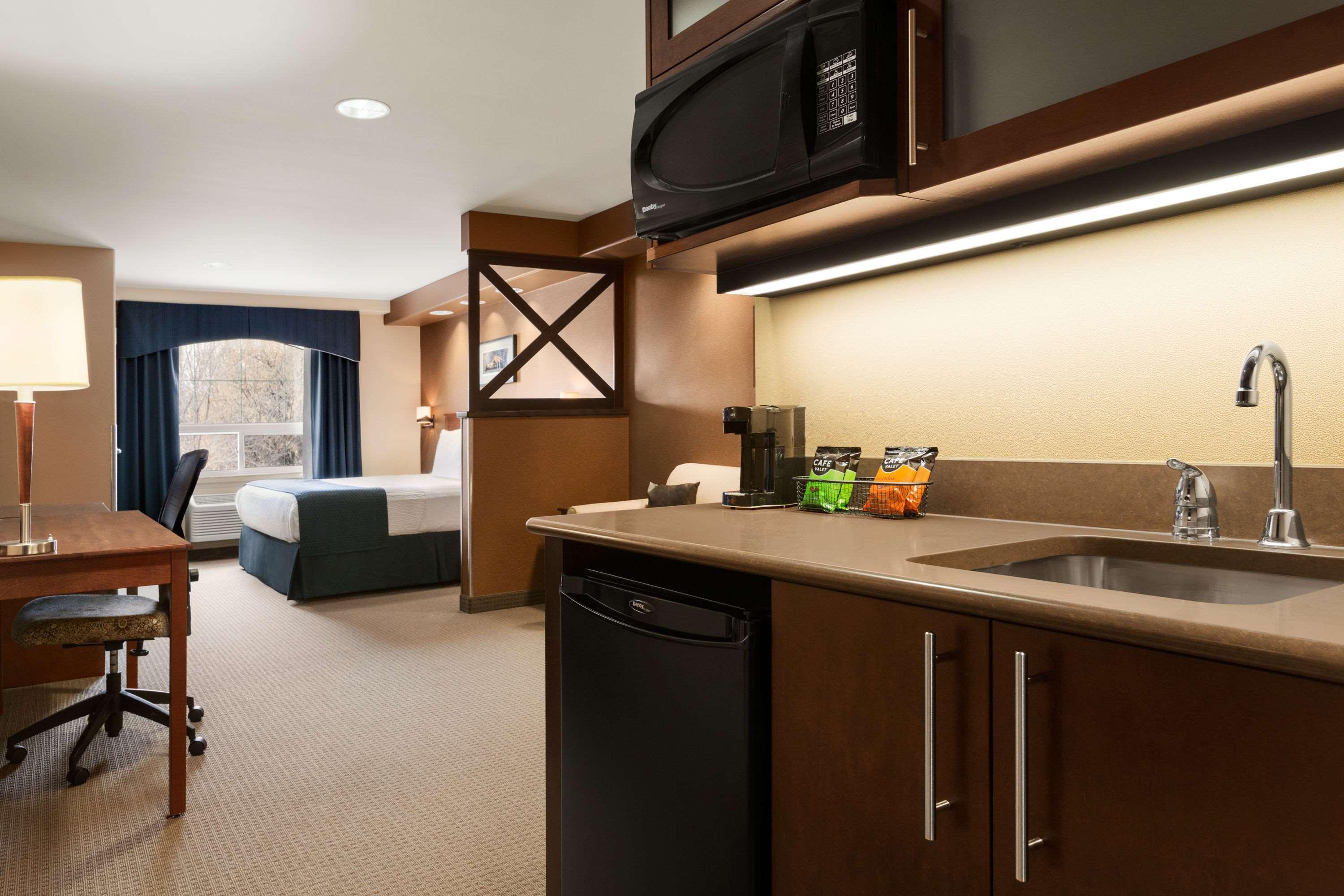 Days Inn & Suites By Wyndham ברנדון מראה חיצוני תמונה
