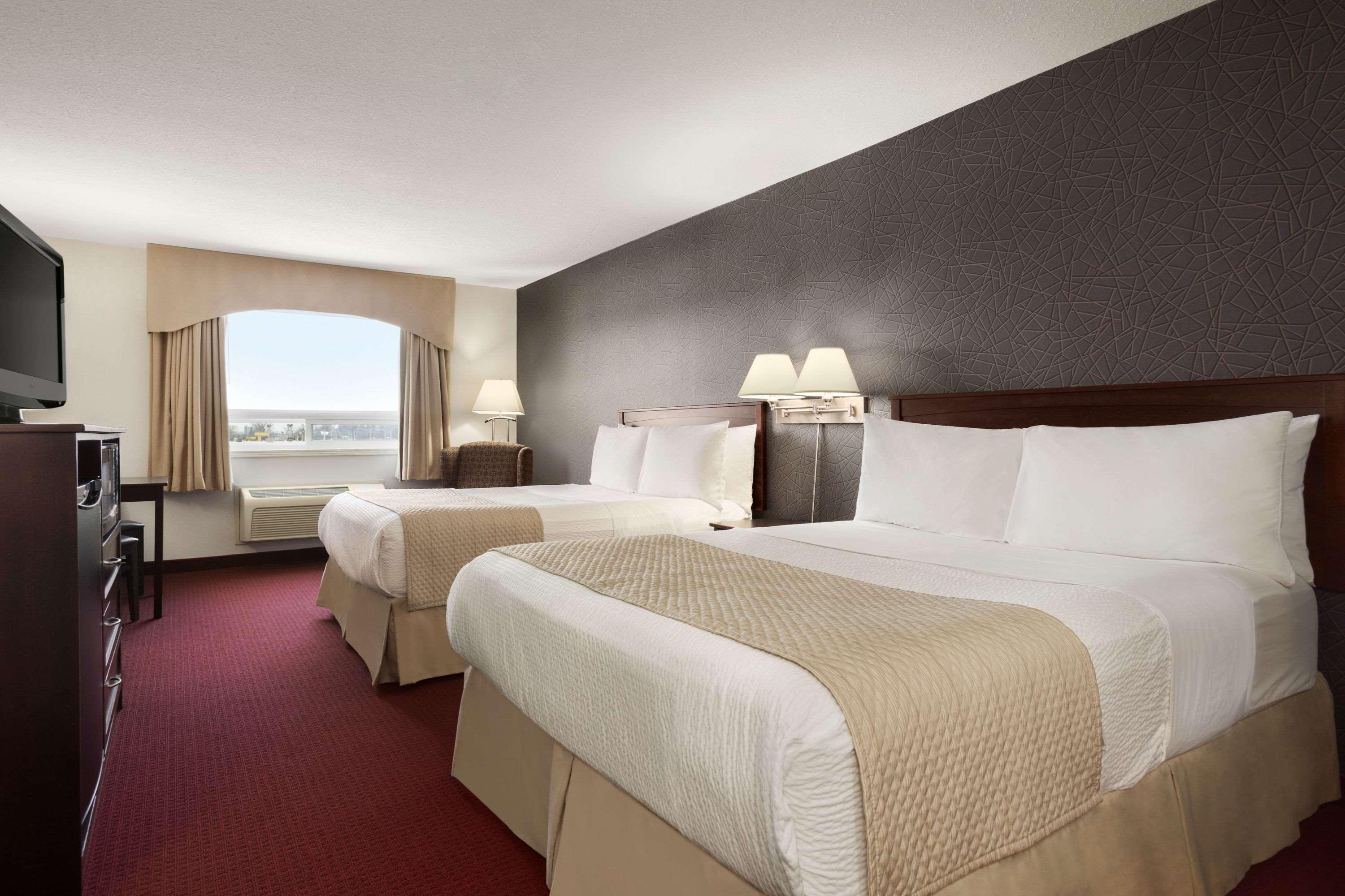 Days Inn & Suites By Wyndham ברנדון מראה חיצוני תמונה