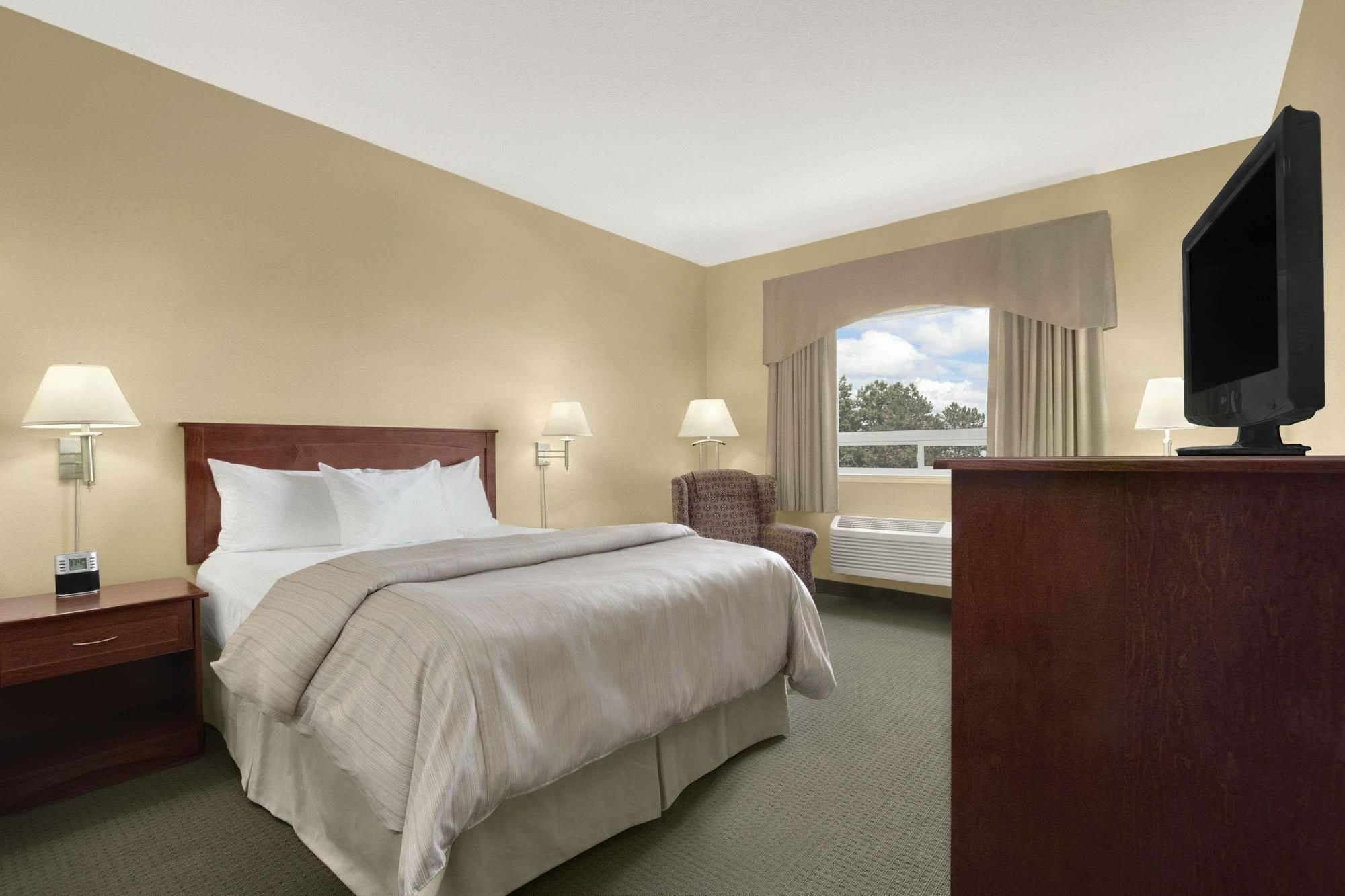 Days Inn & Suites By Wyndham ברנדון מראה חיצוני תמונה