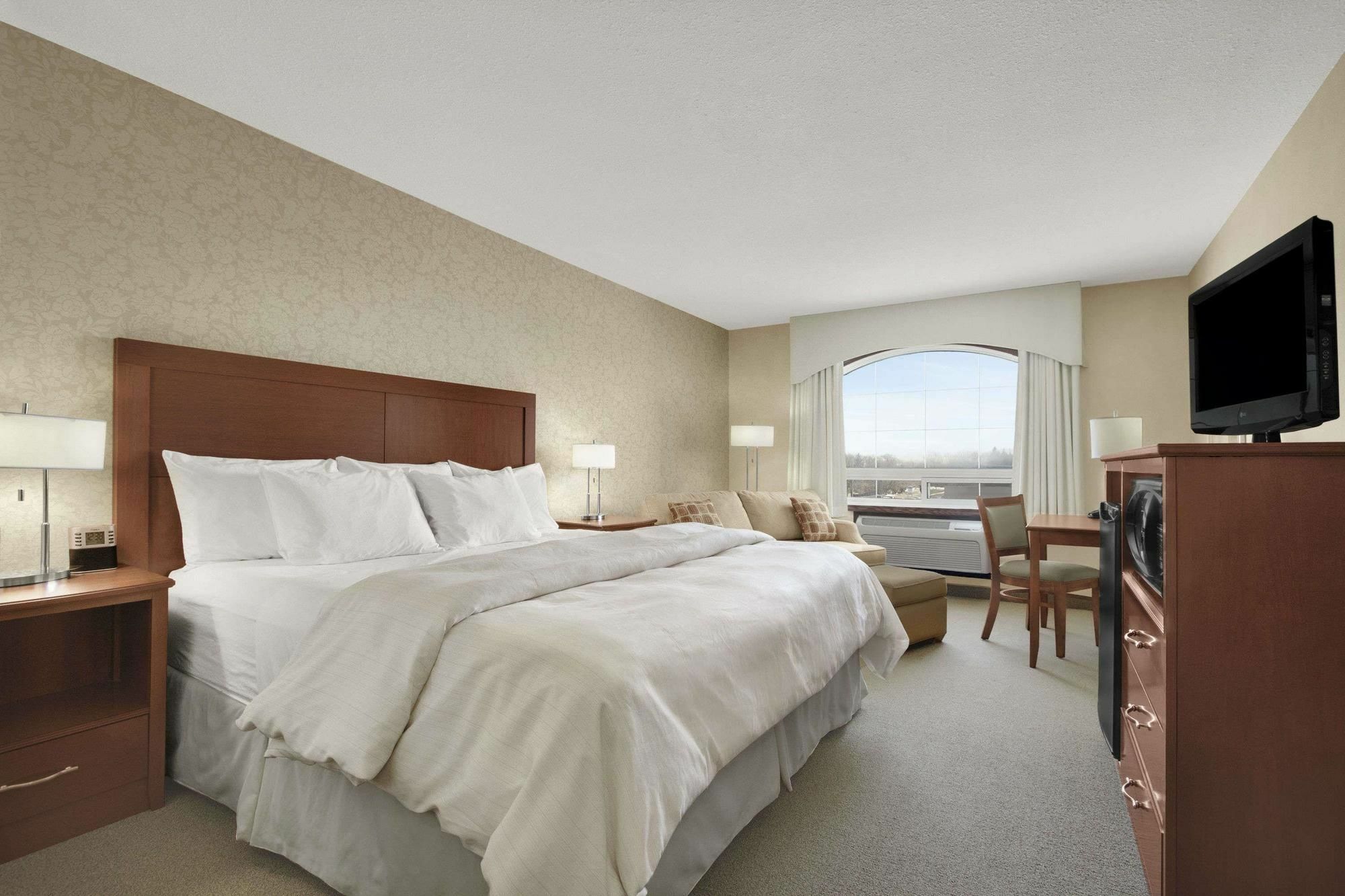 Days Inn & Suites By Wyndham ברנדון מראה חיצוני תמונה