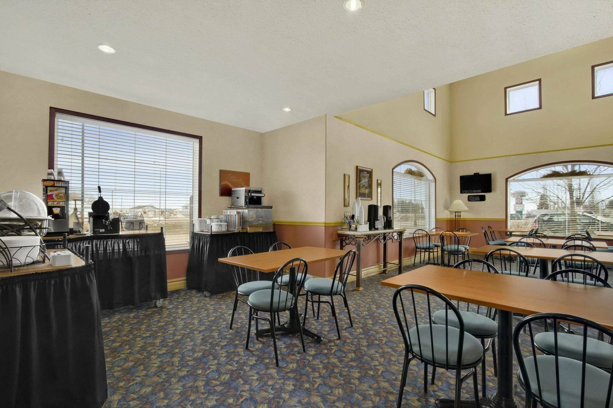 Days Inn & Suites By Wyndham ברנדון מראה חיצוני תמונה